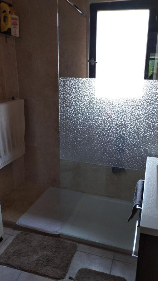 Philippe & Marie, A Louer Petite Chambre Chez L'Habitant Avec Terrasse Dans Villa, Au Pied Du Luberon Кюкюрон Екстер'єр фото